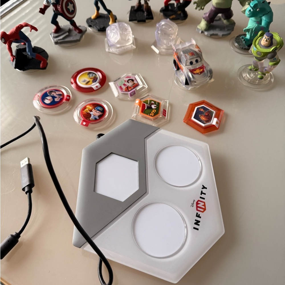 Nintendo Disney Infinity Bundle - Base with Figures